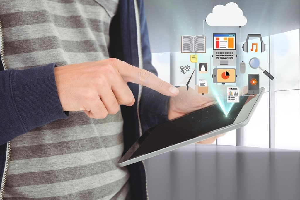 Le soft digital skills non sono semplici soft skills, ma qualità -chiamiamole pure predisposizioni- che possono facilitare tantissimo l’approccio alle nuove tecnologie. Imprescindibili per chiunque volesse lavorare in settori tecnologici. Nella foto una persona che interagisce con le applicazioni del tablet.