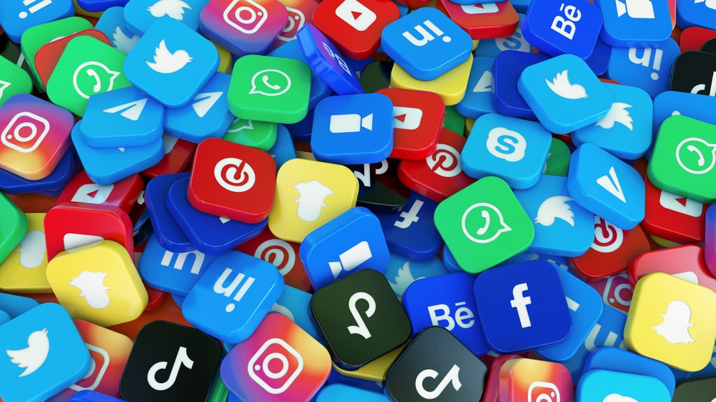 I social network sono un ottimo canale per diffondere contenuti e aumentare la propria brand awareness. Nella foto, i loghi di diversi social network.