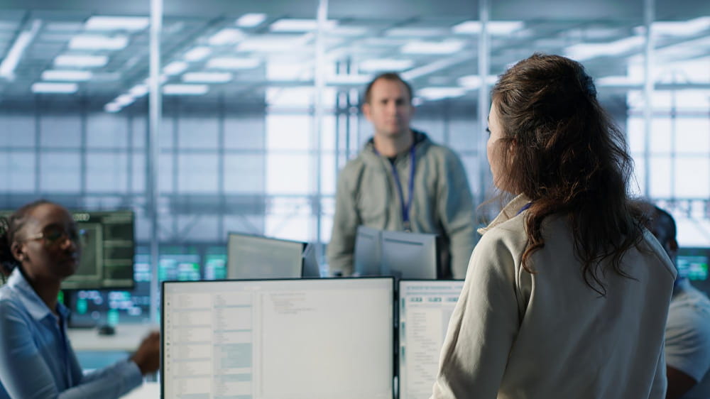 Un’infrastruttura informatica aziendale comprende tutte le risorse tecnologiche necessarie per sostenere le attività di un’organizzazione. Nella foto una dipendente aziendale in ufficio.